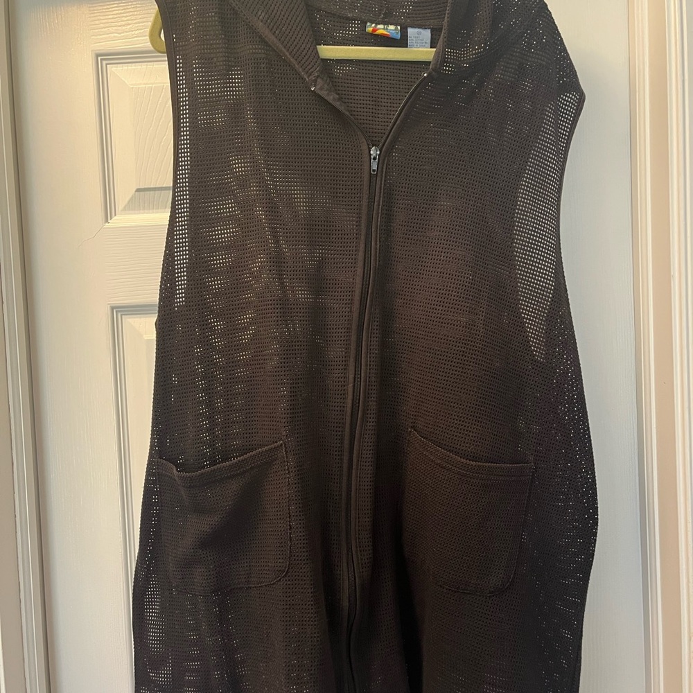 Black sleeveless mesh Coverup with hood. Size 2X, zipper front, 2 fro t pockets
